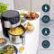 Friteuse à air chaud avec 8 programmes et 1500 watts, montrant des frites dans la friteuse, plat de poivrons farcis et poulet à côté.