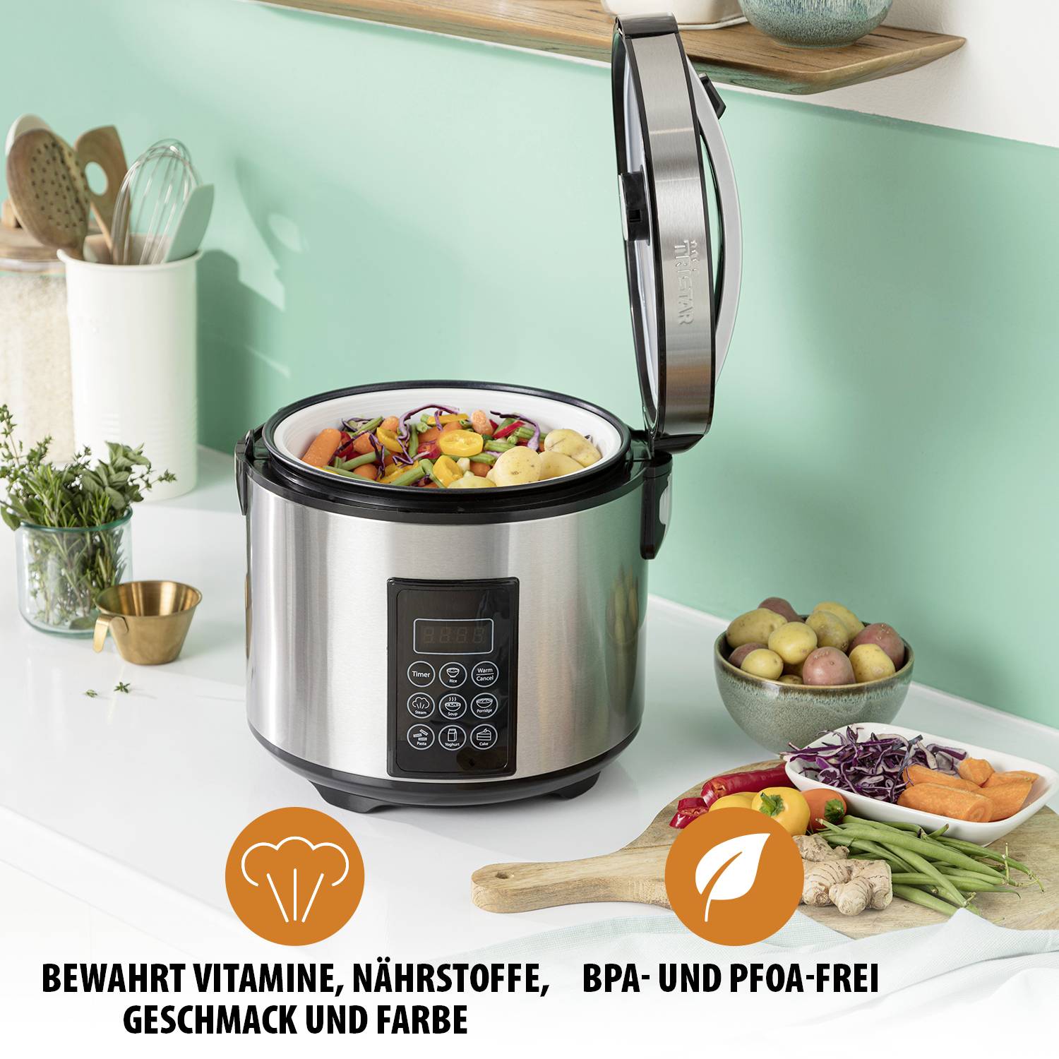 Une casserole avec un couvercle ouvert, remplie de légumes à la vapeur. En dessous, des symboles indiquent : « Préserve les vitamines, la saveur et la couleur », « Sans BPA ni PFOA ».