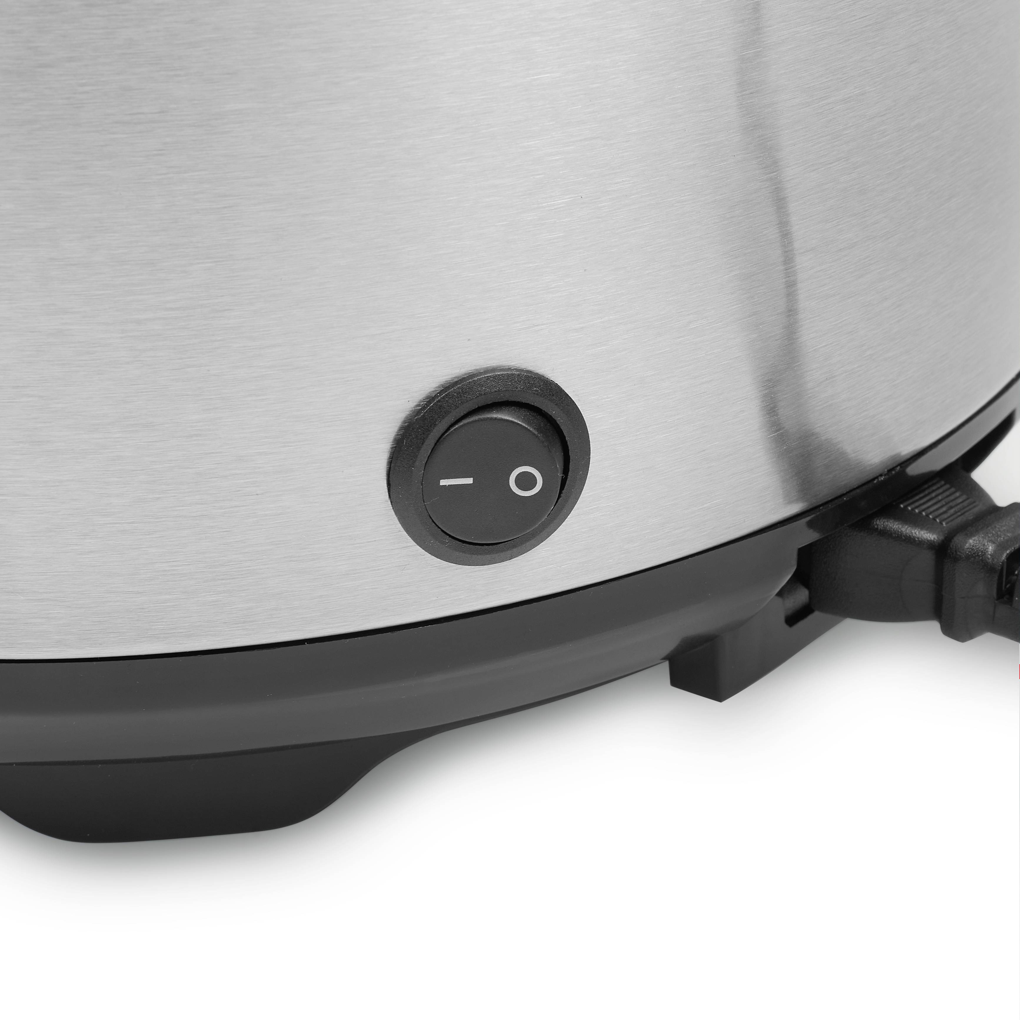 Un grille-pain avec un interrupteur marche/arrêt noir en position "Éteint". Le grille-pain a un boîtier en acier inoxydable et un cordon d'alimentation.