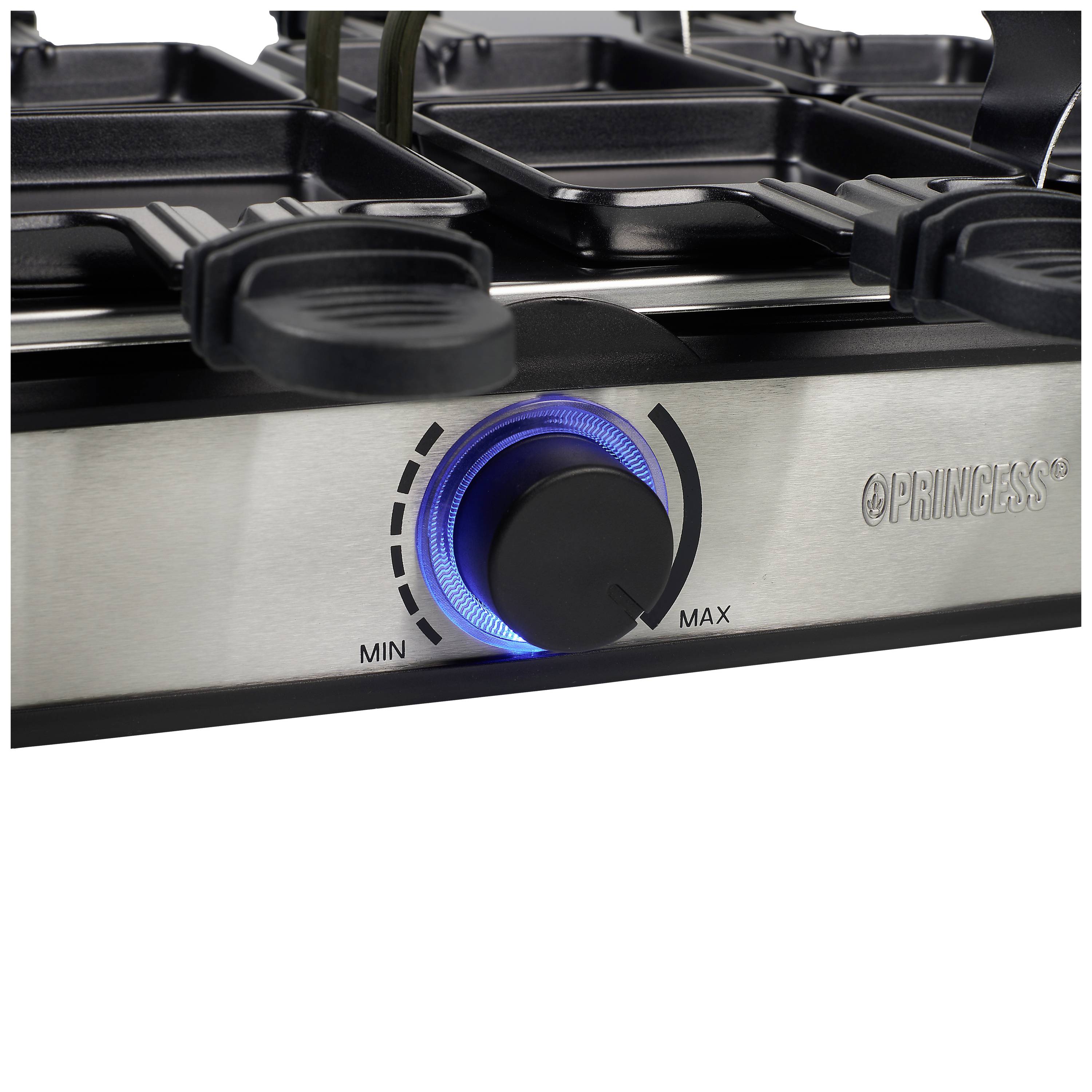 Un bouton argenté sur un appareil de cuisine avec un voyant bleu indique entre 'Min' et 'Max'. Il est monté sur un boîtier métallique.