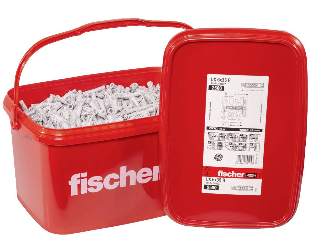 Seau rouge contenant 2500 chevilles grises de la marque 'fischer', modèle UX 6x35 R. Le couvercle du seau présente un mode d'emploi de montage.