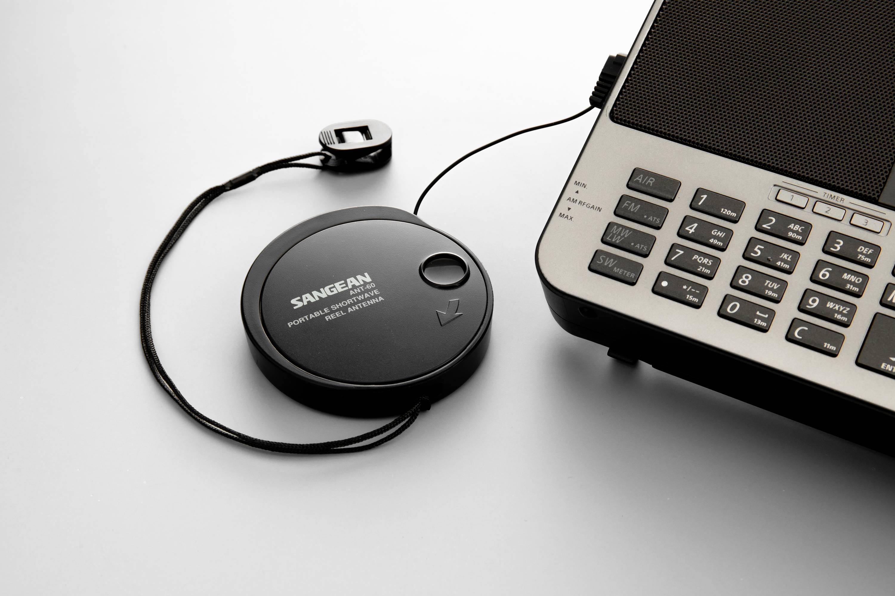 Here's the French translation:<br><br>'Radios portables numériques avec bouton et écran ; connectées à un appareil plus grand.'