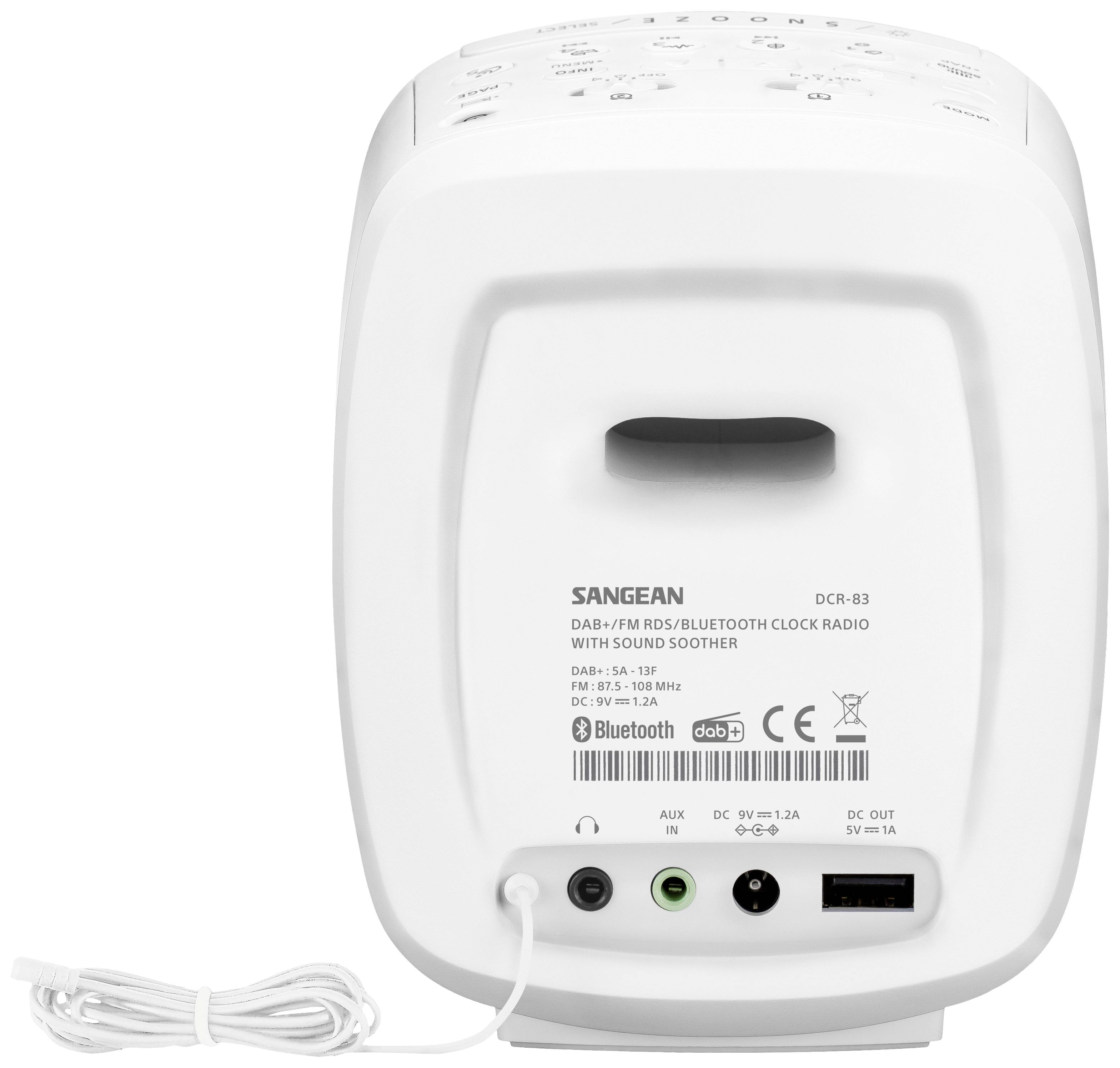 Vue arrière d'un radio-réveil Sangean DAB+ FM RDS/Bluetooth avec des ports pour AUX, casque, courant continu et USB sur fond blanc.