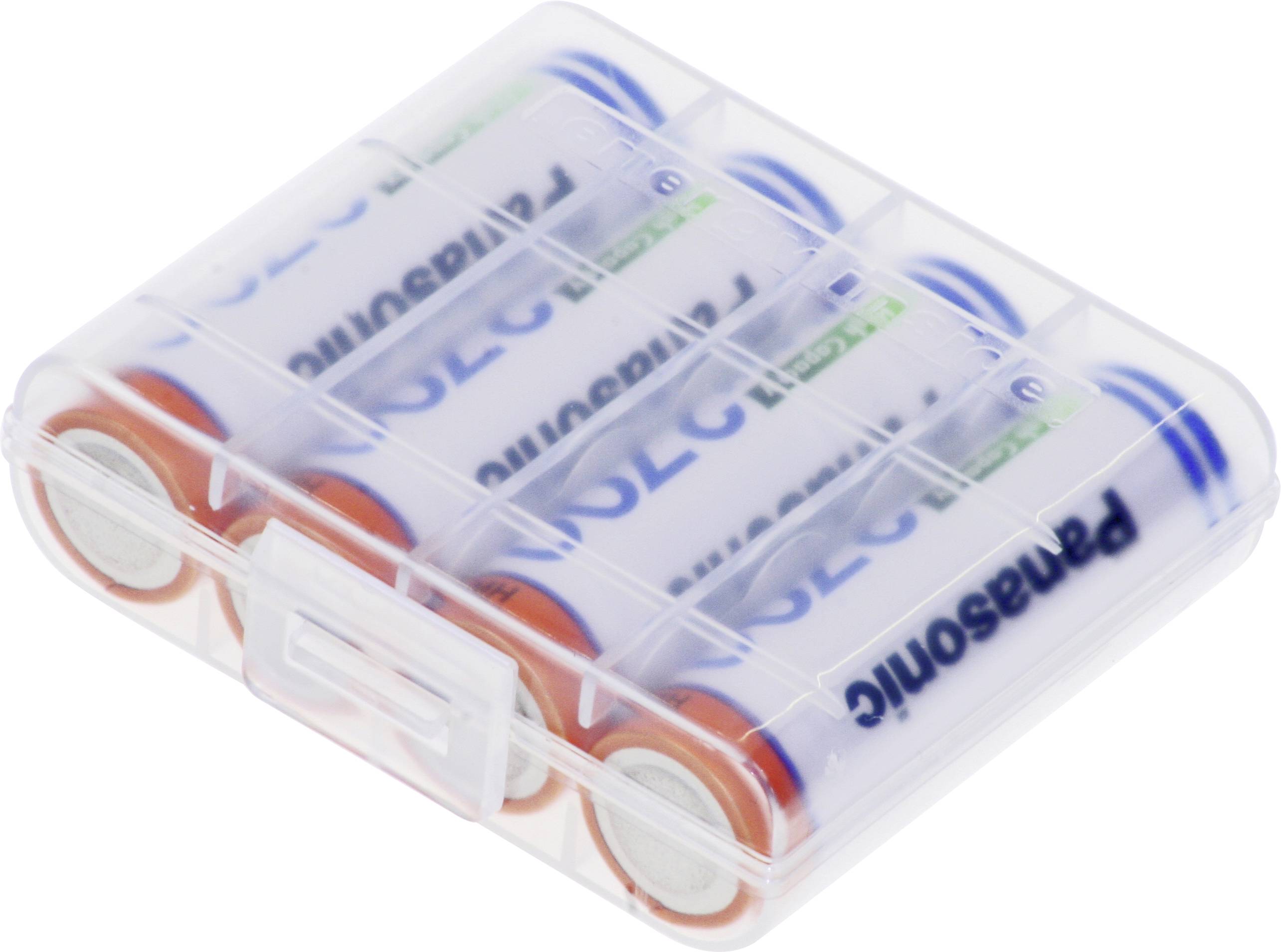 Un étui transparent en plastique contient plusieurs piles rechargeables AA, disposées en deux rangées.