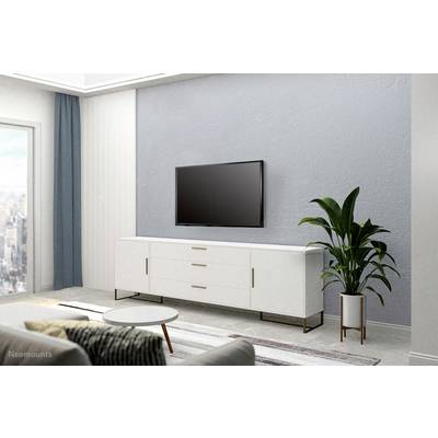 Un espace de vie moderne avec un téléviseur fixé au mur au-dessus d'un buffet blanc. Une plante est placée juste à côté sur la droite.