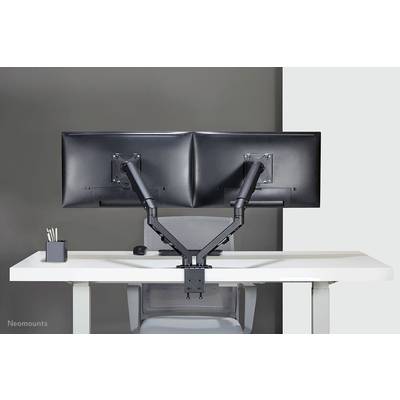 Deux grands écrans fixés sur un bras double au-dessus d'un bureau. Un mur gris est visible en arrière-plan.