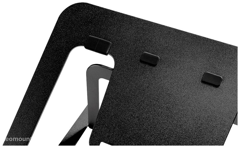 Support noir strié avec des pinces, probablement adapté pour des tablettes ou des ordinateurs portables, sur fond blanc.
