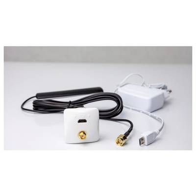 Un appareil réseau blanc avec des câbles et une antenne, présentant un connecteur doré et un port USB, placé sur une surface blanche.