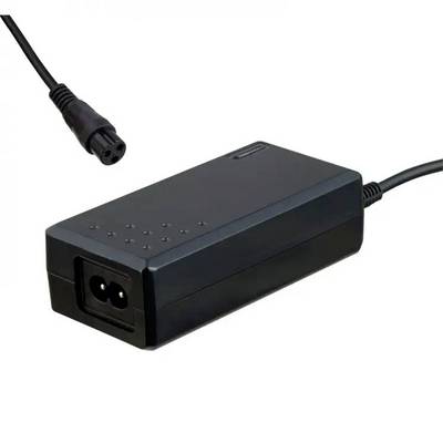 Un adaptateur secteur noir pour ordinateur portable avec câble amovible ; essentiel pour l'alimentation électrique des ordinateurs portables.