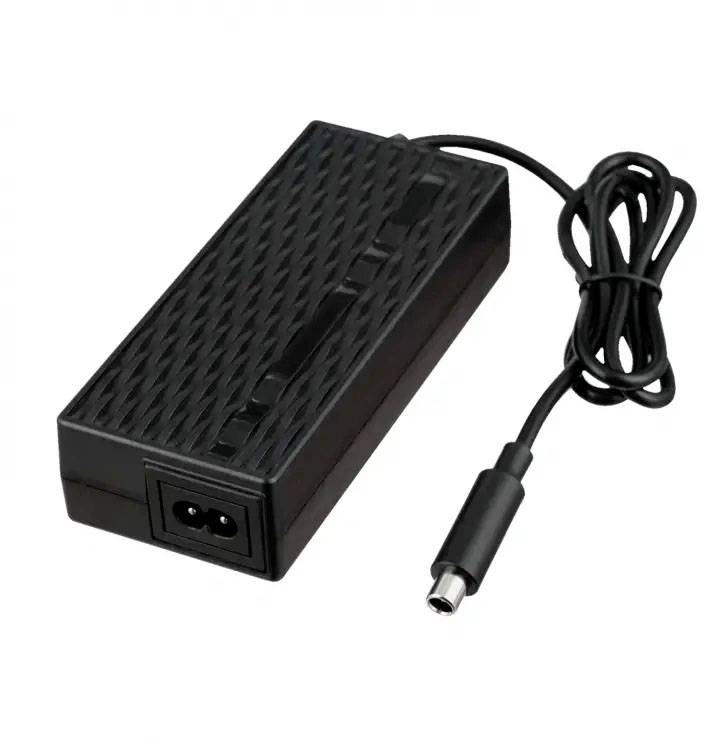 Bloc d'alimentation noir avec câble amovible et fiche standard. Conçu pour l'alimentation électrique des appareils électroniques.