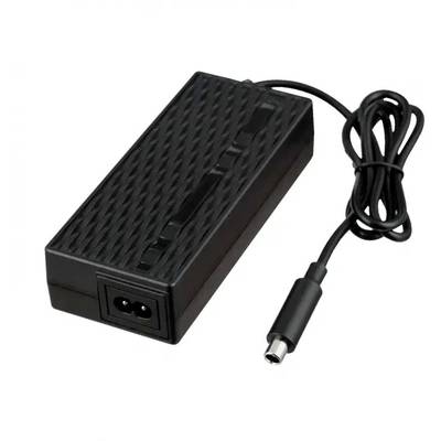 Bloc d'alimentation noir avec câble amovible et fiche standard. Conçu pour l'alimentation électrique des appareils électroniques.