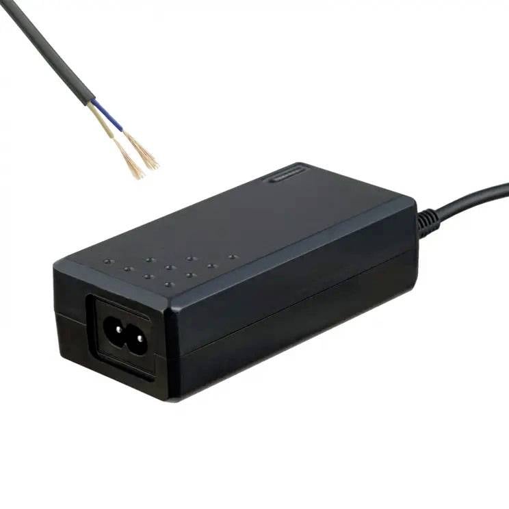 Un chargeur d'ordinateur portable noir avec un câble coupé, révélant deux extrémités de fils.