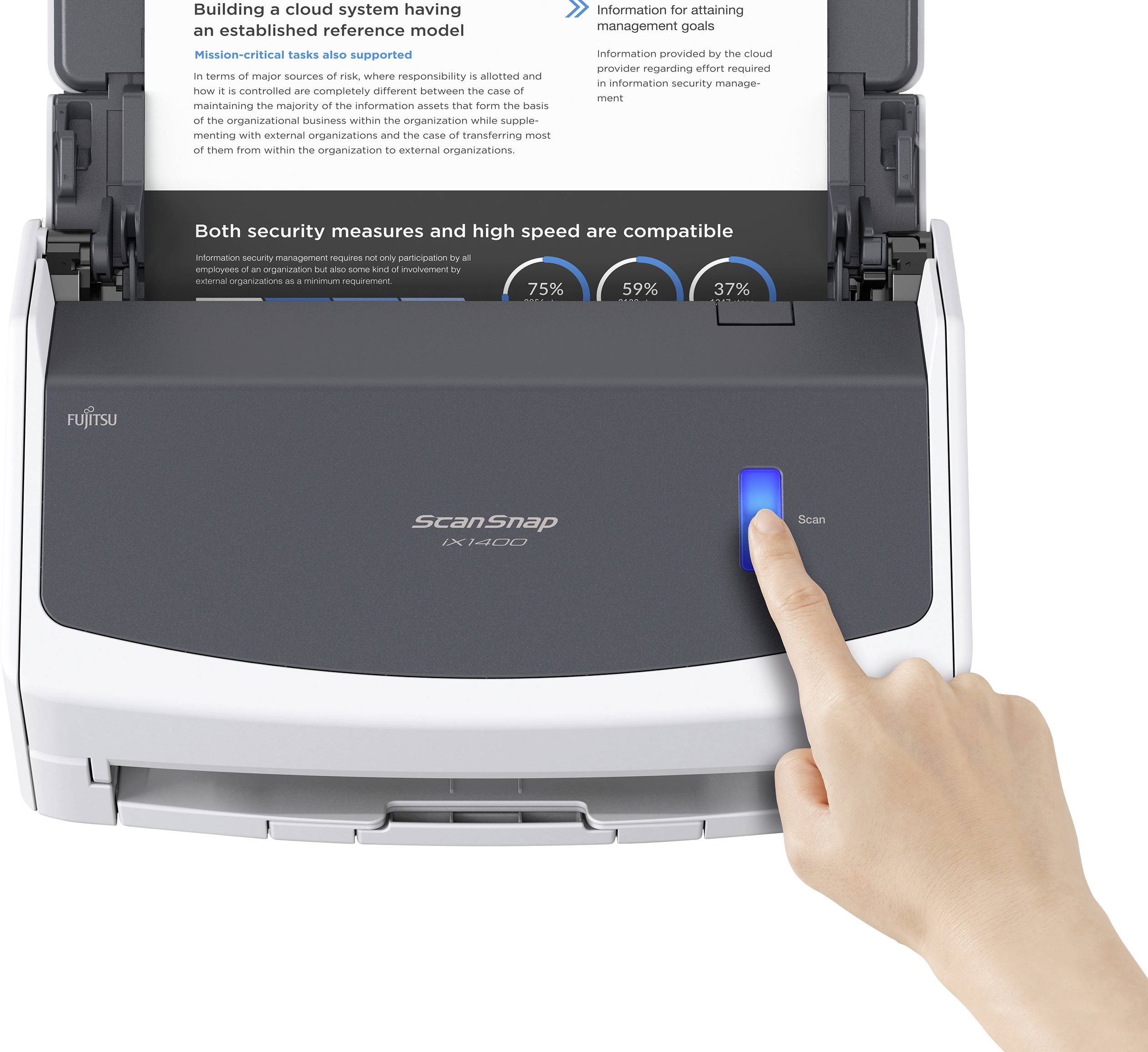 Une main actionne la touche de numérisation d'un scanner avec le chargeur de documents ouvert. Le scanner affiche un document contenant du texte et des diagrammes.