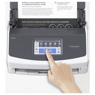 Un doigt appuie sur un bouton d'un scanner de documents ScanSnap équipé d'un écran affichant des options de numérisation ; une page imprimée est partiellement visible.