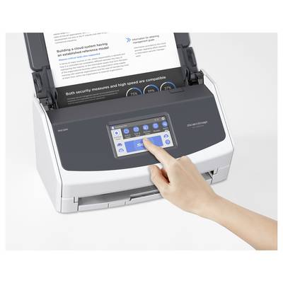 Une personne utilise un écran tactile sur un scanner avec un chargeur de documents ouvert. L'écran affiche les paramètres de numérisation et les options de capture de document.