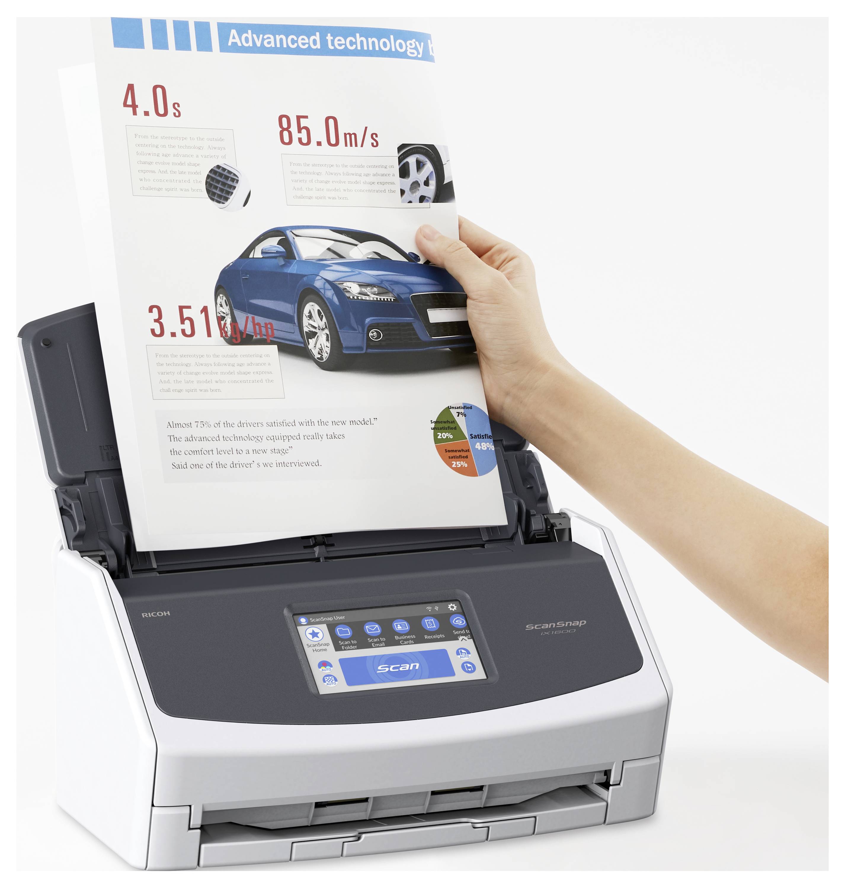 Une main déposant un document avec des statistiques automobiles dans un scanner. L'écran du scanner affiche les options de numérisation.