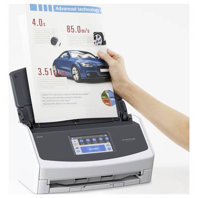 Une main déposant un document avec des statistiques automobiles dans un scanner. L'écran du scanner affiche les options de numérisation.