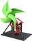 Un modèle de moulin à vent vert de Fischertechnik sur une plateforme de base noire montre les détails techniques d'un système d'énergie éolienne.