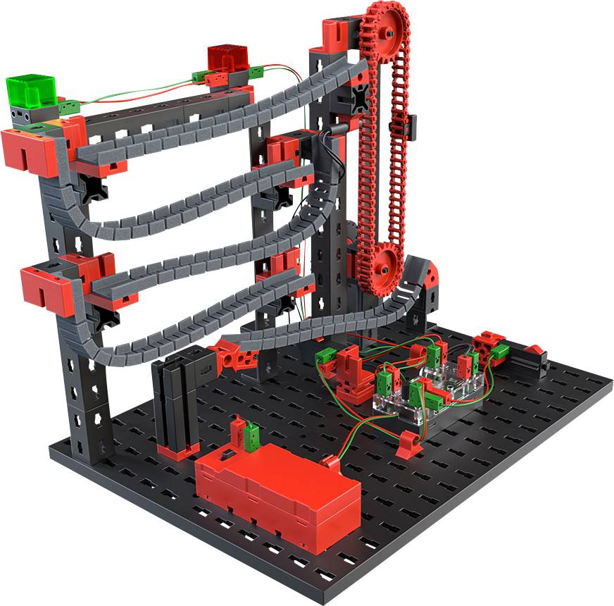 Un kit de circuit à billes composé de pièces rouges et grises sur une base noire. Des composants électroniques relient les différentes parties.