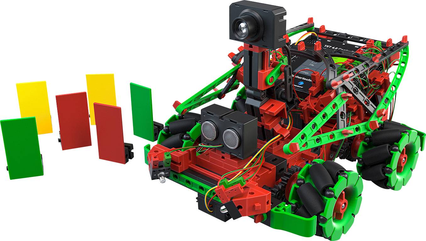 Un robot multicolore assemblé, doté d'une caméra à son sommet, se tient devant quatre tableaux colorés : vert, jaune, rouge, rouge.