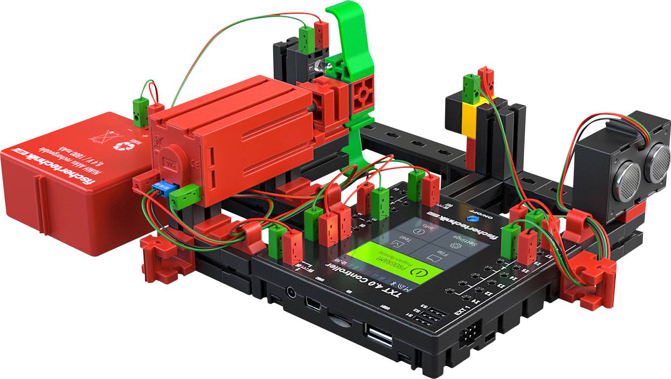 Un kit de robot avec des composants électroniques et des câbles colorés, prêt à être programmé. Les composants principaux sont connectés de manière modulaire.