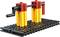 Un modèle LEGO détaillé d'une presse mécanique avec des éléments verticaux jaunes et rouges et un bras de manivelle mobile sur une base noire.