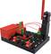 Kit de modélisme en plastique avec des composants rouges, verts et noirs sur une plaque de base. Des connexions par fil montrent le circuit électrique.