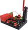 Un modèle d'un circuit électrique avec des câbles rouges et verts, monté sur une plateforme noire avec des composants rouges.