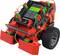 Un robot LEGO Technic rouge et frais avec de grandes roues et un contrôleur noir. Il possède plusieurs connexions et des câbles colorés.