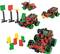 Différents modèles de véhicules robotiques composés de pièces rouges et vertes, certains équipés de capteurs et de caméras, disposés à côté de panneaux colorés.