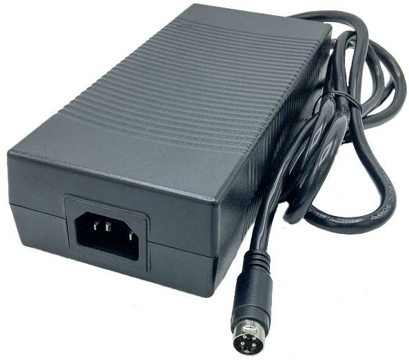 Un bloc d'alimentation noir avec câble et fiches. Il est utilisé pour alimenter des appareils électriques en électricité.