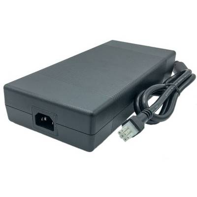 Un bloc d'alimentation noir avec une fiche tripolaire et un câble d'alimentation. Il sert à alimenter des appareils électroniques.