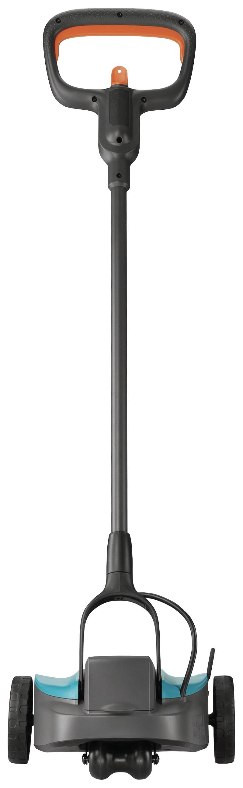 Un épandeur manuel avec poignée et roues noires, un réservoir bleu pour le matériau d'épandage, adapté à la distribution de semences ou d'engrais sur les surfaces engazonnées.