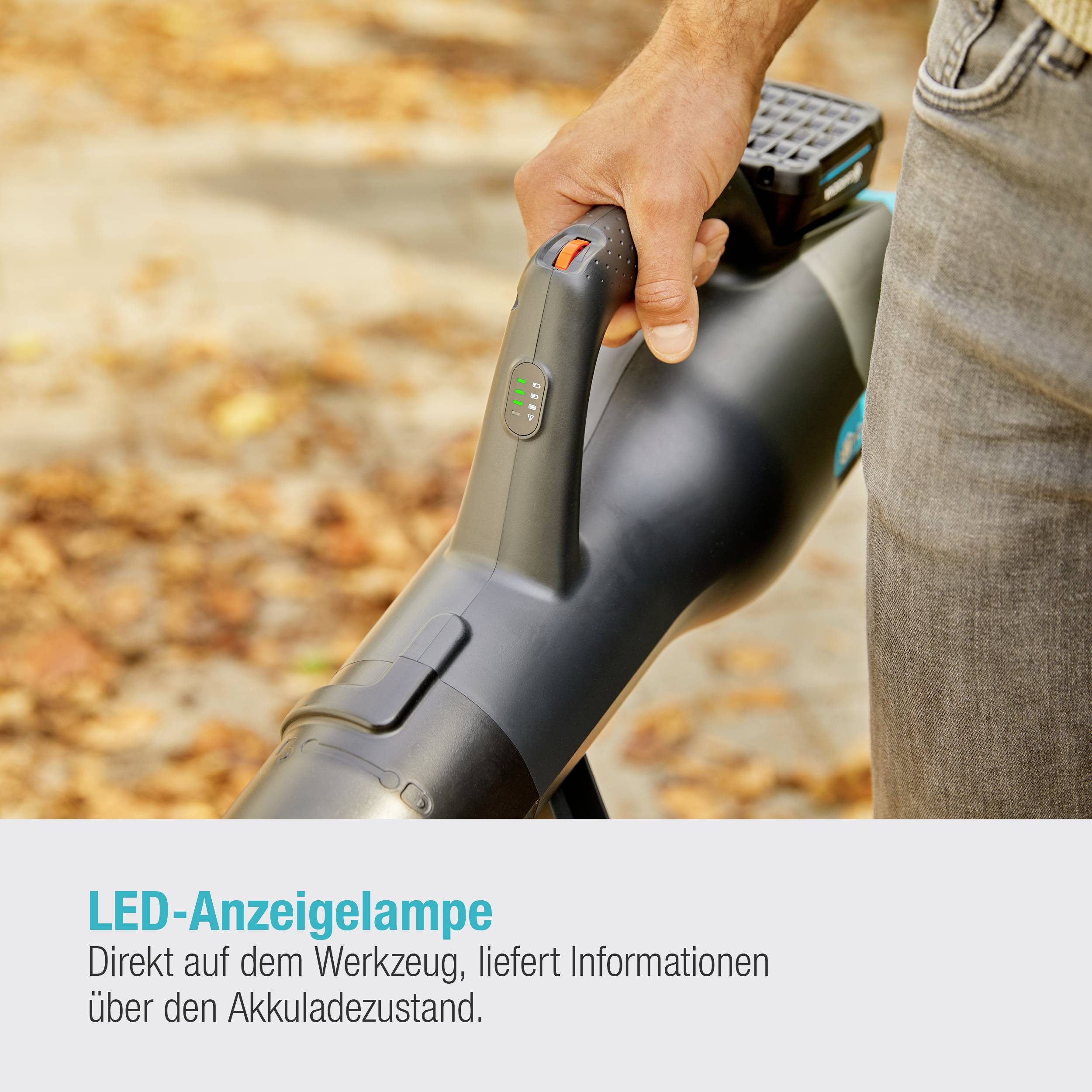 Une personne tient un outil électrique doté d'une lampe témoin LED affichant des informations sur l'état de la batterie.