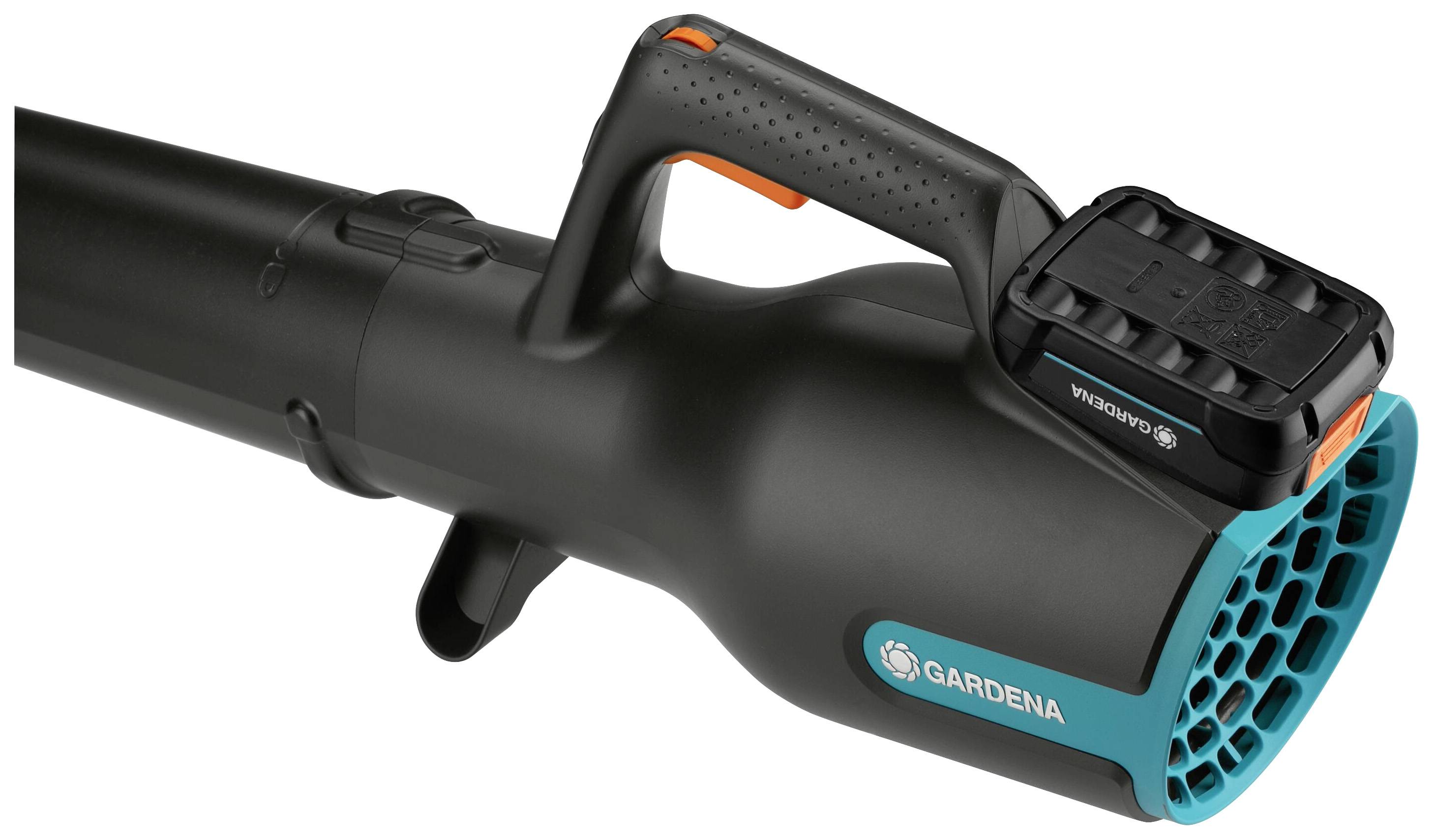Un souffleur de feuilles noir et turquoise de Gardena, vu de côté. Poignée principale en haut et un embout orientable.