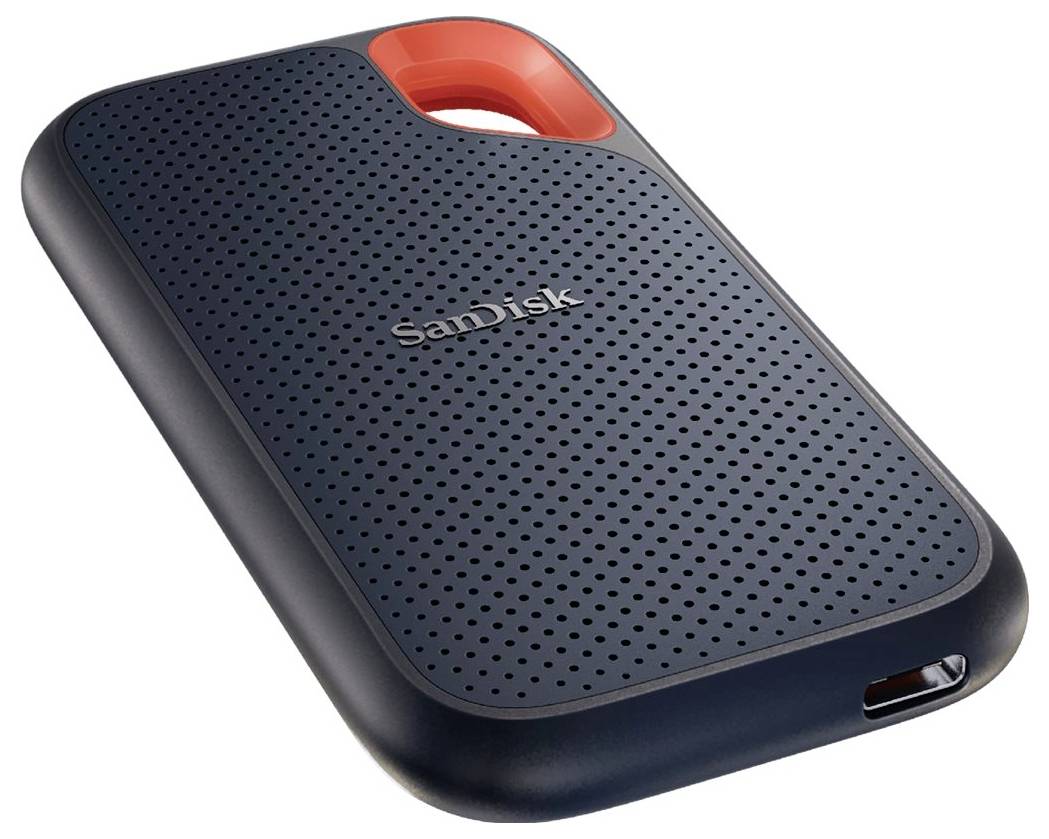Disque dur externe SanDisk aux coins arrondis, à surface noire perforée et avec un accent orange dans la partie supérieure.
