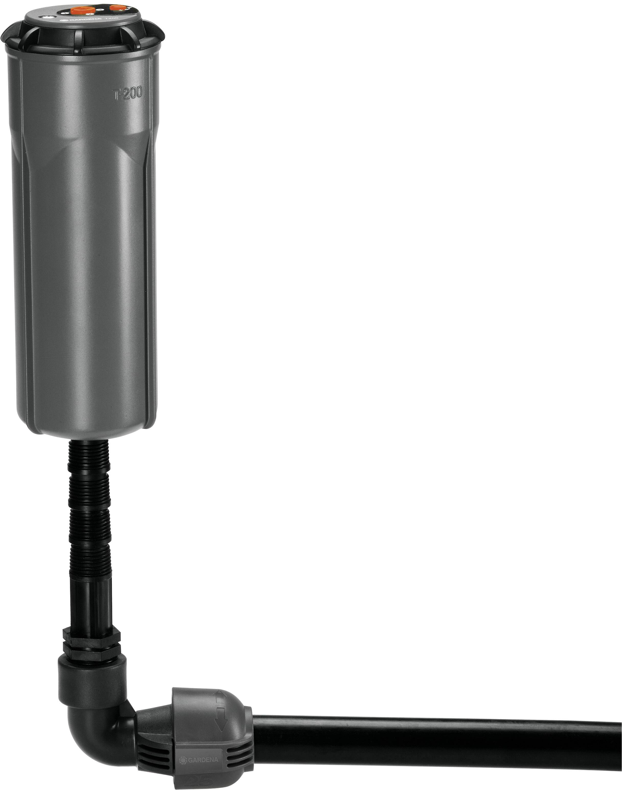 Un élément de tuyauterie noir avec une conduite verticale et un raccord en plastique qui se connecte à une conduite horizontale.