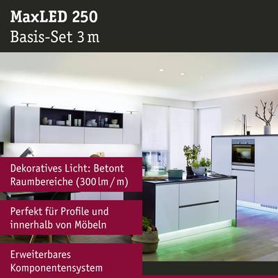 Salon et cuisine modernes éclairés dans un style scandinave avec des bandes lumineuses LED qui mettent en valeur les meubles et les espaces.