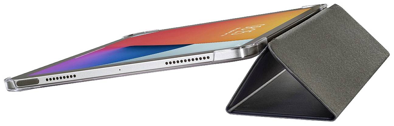 Une tablette dans un étui de protection, posée partiellement sur un support de couverture plié, affiche un écran couleur avec l'heure.