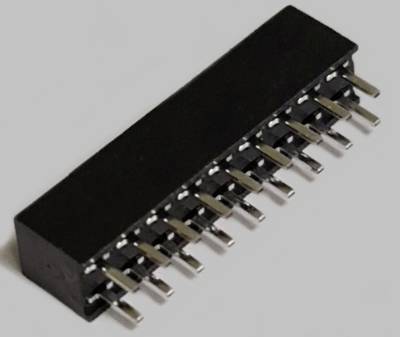 Une puce électronique noire rectangulaire dotée de plusieurs broches métalliques sur ses deux côtés, adaptée au montage sur un circuit imprimé.