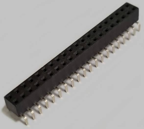 Un connecteur noir rectangulaire avec 40 broches qui dépassent d'un côté. Adapté pour les connexions électroniques sur circuits imprimés.