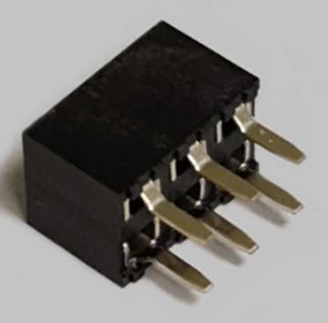Une prise électronique noire, rectangulaire, avec six broches métalliques sur un fond gris.