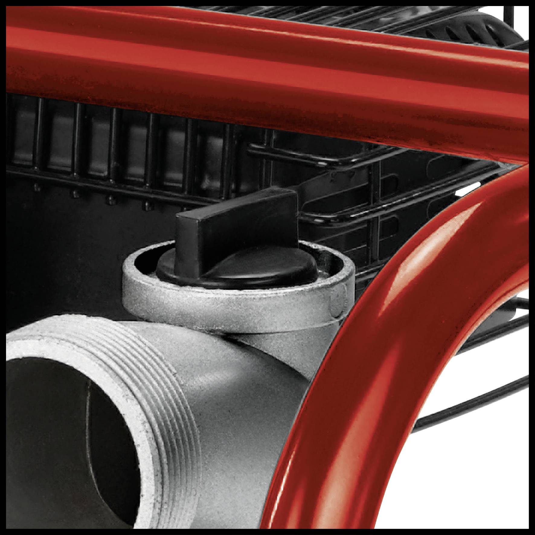 Gros plan d'un tuyau de ventilation métallique dans un cadre rouge sur un fond noir, faisant partie d'une machine technique.