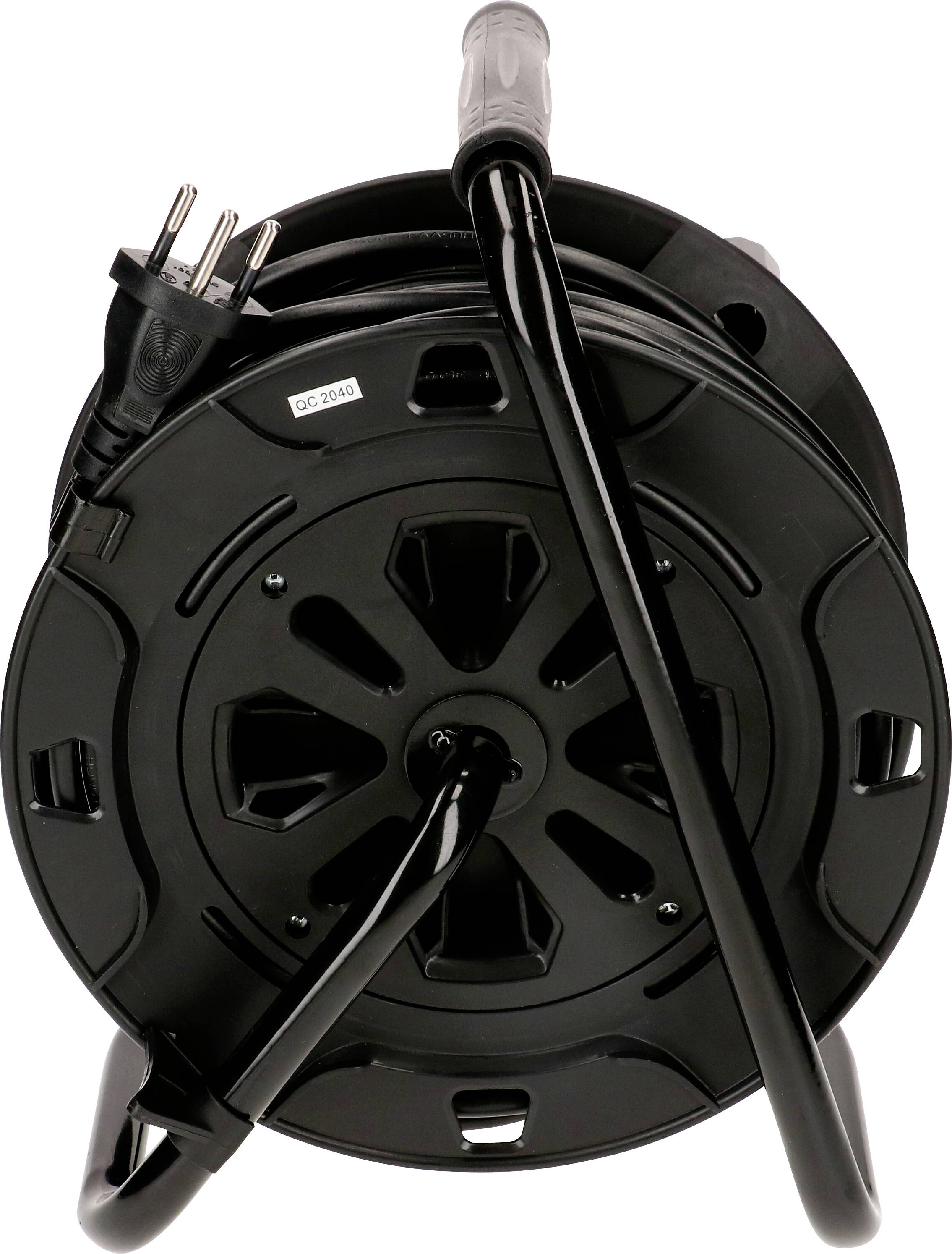 Un enrouleur de câble noir avec un câble enroulé et une fiche, adapté au rangement propre et sécurisé des rallonges électriques.