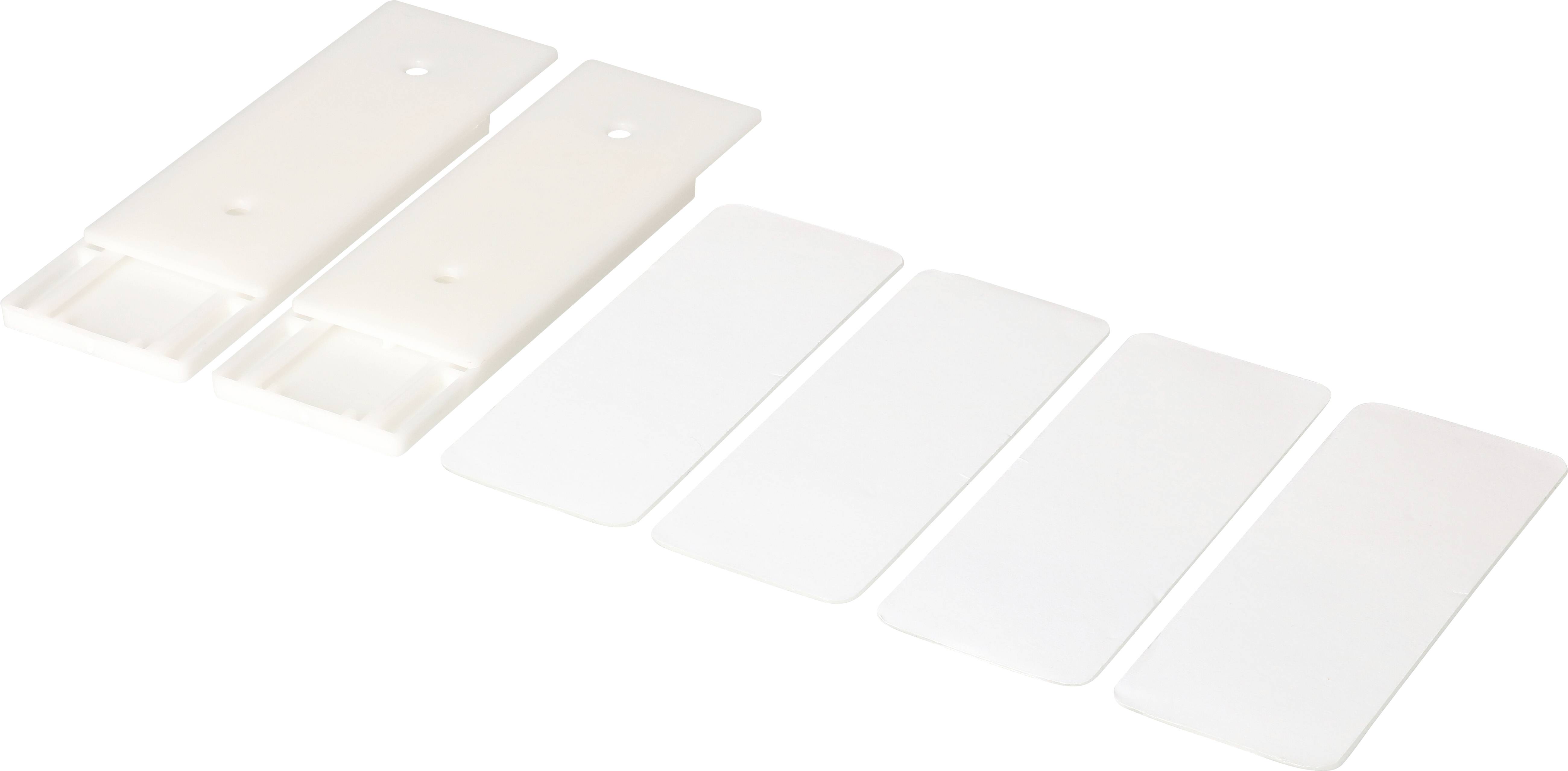 Cinq bouteilles en plastique blanc côte à côte. Deux ont des trous et des possibilités de fixation potentielles, trois sont plates et uniformes.