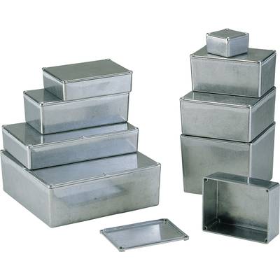 Pile de cinq boîtes rectangulaires en métal à gauche et quatre boîtes empilées à droite sur un fond blanc.