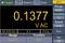 Un affichage d'appareil de mesure électronique indique '0,1377 V AC'. En haut à gauche : 'Déclenchement'. En bas à gauche : '50,032 Hz', 'Auto 5 V'. À droite : touches de réglage.