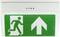 Panneau de sortie de secours éclairé avec pictogramme vert représentant une personne en train de courir et une flèche orientée vers le haut, indiquant la direction de fuite.