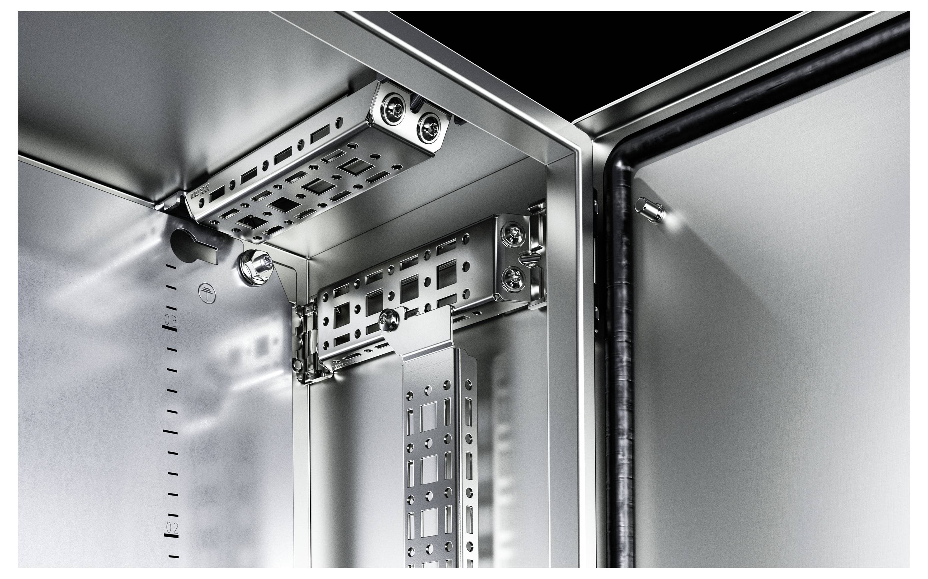 Vue intérieure d'un boîtier métallique avec rails et supports montés, adapté pour l'installation électrique ou les composants de serveur.