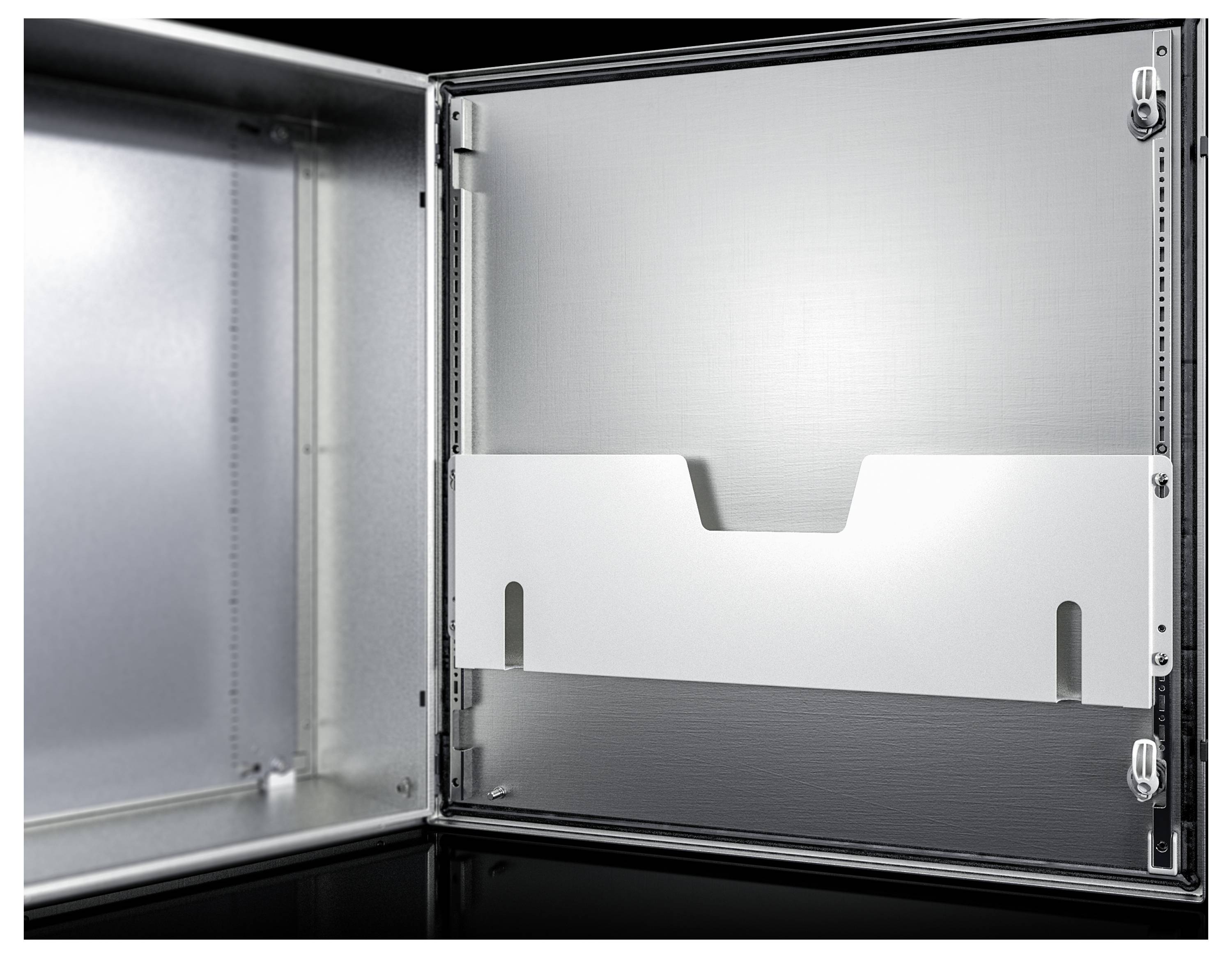 Armoire métallique à porte ouverte, montrant l'intérieur avec un compartiment intégré, adaptée à des fins d'organisation ou de stockage.